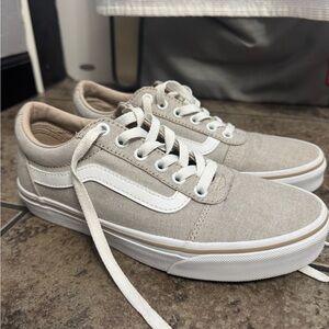 Women’s vans ward size 7.5
